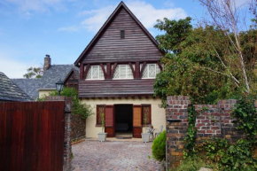 Отель Two Door Cottage  Кейптаун